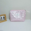 Detalle del neceser rosa acolchado con diseño de corazones y acabado perlado brillante - Corazón Rosa