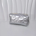 Detail der silbernen Kosmetiktasche mit Herzsteppung und metallischem PU-Finish - Silber Herz