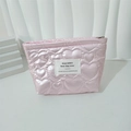 Détail de la trousse de maquillage rose matelassée avec fermeture éclair et logo - Coeur Rose
