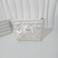 Détail de motif de cœur matelassé blanc sur trousse à maquillage étanche avec fermeture - Cœur Blanc Cassé