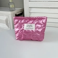 Détail d'une pochette en PU matelassée rose avec étiquette sur fond de bureau blanc - Grand Cœur Rose Foncé