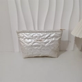 Dettaglio trapuntato a cuore su borsa per trucchi in PU argento con cerniera d'oro - Cuore Grande Bianco Sporco