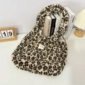 Dettaglio della borsa tote in peluche leopardata con morbida trama in finta pelliccia - Leopardo Marrone Peluche