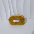 Dettaglio del portamonete in peluche giallo zenzero con texture morbida e etichetta bianca - Giallo Senape