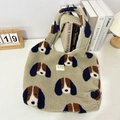 Dettaglio della borsa tote invernale in peluche con motivo a cane e etichetta tessuta - Cane di peluche