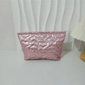 Dettaglio della trapuntatura a cuore sulla borsa da trucco rosa metallizzato - Grande Cuore Rosa