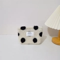 Dettaglio della borsa cosmetica in peluche a pois bianchi e neri con cerniera lampo - Pois Neri
