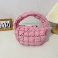 Detail der rosa gesteppten Wolken-Tasche mit weichem Nylongewebe und flauschiger Textur - Rosa