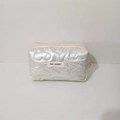 Detailansicht der weißen PU-Kosmetiktasche mit Herzsteppung, Silber-Reißverschluss und Label - Großes Herz Cremeweiß