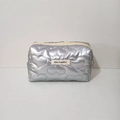 Detail der silbernen Make-up Tasche mit Herzsteppung, Reißverschluss und Markenetikett - Großes Herz Silber