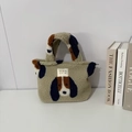 Dettaglio borsa in peluche kaki con motivo a cane carino ed etichetta logo in tessuto - Cane di peluche