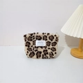 Dettaglio della borsa trucco peluche leopardata con etichetta in tessuto e luce soffusa - Stampa leopardata marrone