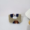 Dettaglio della borsa in lana d'agnello con design a cane colorato e etichetta in tessuto - Cane di peluche