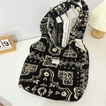 Dettaglio della borsa tote in peluche con motivo barocco e consistenza morbida - Peluche Stile Etnico Totem Nero