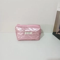 Detailansicht der rosa gesteppten PU-Kosmetiktasche mit Herzmuster und Reißverschluss - Großes Herz Rosa