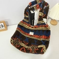 Dettaglio della borsa tote in peluche jacquard boho con motivi vintage ed etichetta tessuta - Peluche Figura Vintage