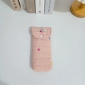 Dettaglio del tessuto trapuntato rosa con ricami a cuore colorati e bottone a pressione - Rosa