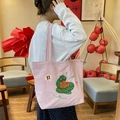 Détail du sac cabas en toile rose avec broderie de serpent et lettrage décoratif élégant - Sac Bandoulière Cordon Broderie Éponge Mignon : Serpent Vert (Rose)