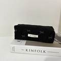 Détail de trousse cosmétique en velours noir avec broderie nœuds et fermeture éclair métal - Trousse à crayons noire avec nœud