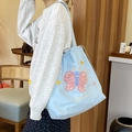 Détail du sac à bandoulière bleu clair avec broderie papillon 3D et fermeture cordon - Sac Bandoulière Cordon Broderie Éponge Mignon : Papillon (Bleu)