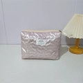 Détail de la trousse cosmétique lilas matelassée en forme de cœur effet brillant - Grand Cœur Rose Clair