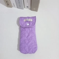 Detail van paars gewatteerd etui met hartpatroon en een stevige witte drukknoopsluiting - Paars Hart