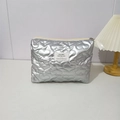 Détail de la trousse de maquillage argentée avec surpiqûres en cœur et zip métallique - Grand Cœur Argent