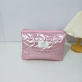 Détail de la trousse de maquillage rose en PU matelassé cœur avec fermeture éclair - Grand Cœur Rose