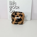 Dettaglio della borsa da viaggio in peluche leopardato con etichetta e cerniera in metallo - Khaki Grande Leopardo