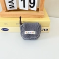 Dettaglio ravvicinato della custodia per cuffie in lana d'agnello grigia con ricamo colorato - Pile Teddy Grigio