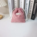 Primer plano de bolsa de pana rosa con cordón ajustable y etiqueta blanca tejida - Rosa Loto