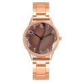 Détail de la montre rose doré avec cadran texturé et lunette sertie de cristaux - Marron