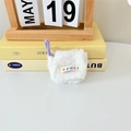 Dettaglio custodia per auricolari in lana d'agnello bianca con asola viola - Bianco