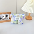 Dettaglio della borsa per cosmetici in tela con stampa a tulipano ed etichetta - Tulipano Viola
