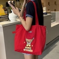 Détail d'un sac cabas rouge en toile avec broderie tomate et cordons de serrage réglables - Sac Bandoulière Cordon Broderie Éponge Mignon : Chiot Tomate (Rouge)