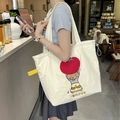 Gros plan détaillé du sac cabas blanc avec motif brodé d'ours et de tomate - Sac Bandoulière Cordon Broderie Éponge Mignon : Chiot Tomate (Beige)