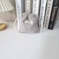 Detalle de bolsa de pana gris con cordón ajustable, etiqueta tejida y cierre de cuerda suave - Gris