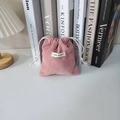 Detalle de la bolsa de pana rosa con cordón, etiqueta de marca y textura suave - Rosa Carne