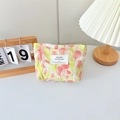 Dettaglio della borsa da trucco in tela con motivo a tulipani ed etichetta in tessuto - Coniglio Tulipano Giallo Verde