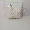 Détail de la texture matelassée douce avec motifs de cœurs sur la pochette crème - Pochette beige