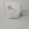 Vue détaillée du sac à cosmétiques matelassé avec motifs cœurs et étiquette May Rabbit - Trousse à maquillage blanc crème