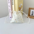 Detalle de la bolsa de algodón floral con cordón ajustable sobre fondo de escritorio - Pequeño floral