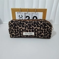 Dettaglio dell'astuccio in velluto a coste leopardato con cerniera e etichetta logo - Astuccio leopardato khaki