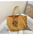 Detail der gelben karierten Canvas-Einkaufstasche mit braunem Plüschbären-Anhänger - Doppelseitige Schultertasche(35924) / Orange Kariert