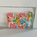 Détail de la pochette matelassée en coton avec motif ours et tirette tressée verte - Graffiti