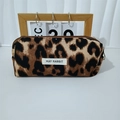 Dettaglio dell'astuccio in velluto a coste leopardato con cerniera ed etichetta in tessuto - Astuccio leopardato marrone retrò