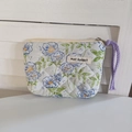 Détail du mini sac matelassé fleuri avec étiquette MAY RABBIT et cordon mauve - Fleur Bleue