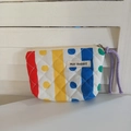 Détail d'un porte-monnaie en coton matelassé à rayures colorées avec fermeture éclair - Rayures et Points Colorés