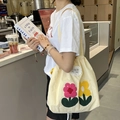 Détails des patchs floraux brodés et de l'étiquette sur le sac cabas en toile jaune - Sac Bandoulière Cordon Broderie Éponge Mignon : Fleurs Beige