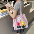 Détail du sac fourre-tout en toile rose avec broderies fleurs et cordon volanté - Sac Bandoulière Cordon Broderie Éponge Mignon : Fleurs Rose